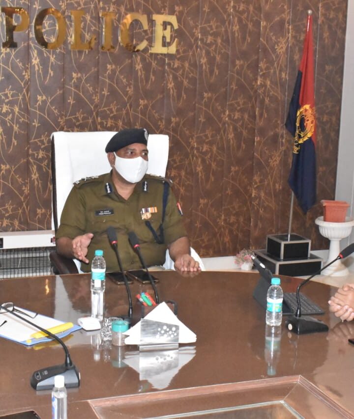 अपर पुलिस महानिदेशक, प्रयागराज प्रेम प्रकाश की अध्यक्षता में पुलिस लाइन स्थित सभागार में आगामी विधानसभा चुनाव 2022 के मद्देनजर समीक्षा बैठक का किया गया आयोजन।