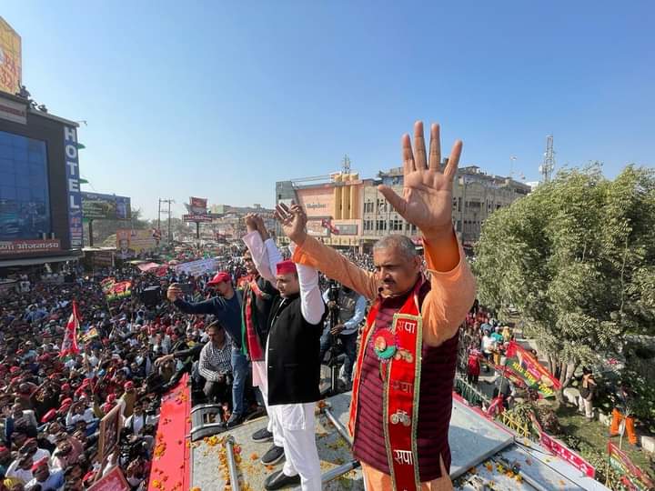 बेतहाशा बढ़ती महंगाई से जनता की कमर टूटी सरकार बनने पर 300 यूनिट बिजली फ्री पढ़े-लिखे नौजवानों को नौकरियां व रोजगार के अवसर प्रदान करेंगे प्रदेश की कानून व्यवस्था पूरी तरह चौपट चुनाव 2022 कानपुर