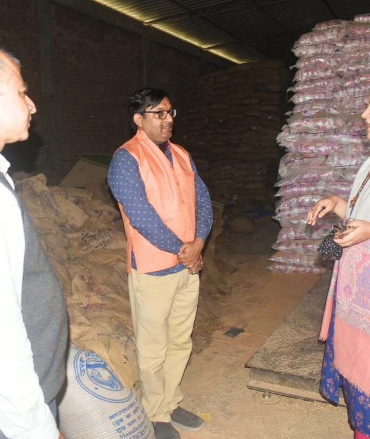 डीएम ने किया चौबेपुर के राजकीय धान क्रय केंद्र का औचक निरीक्षण,दिये निर्देश