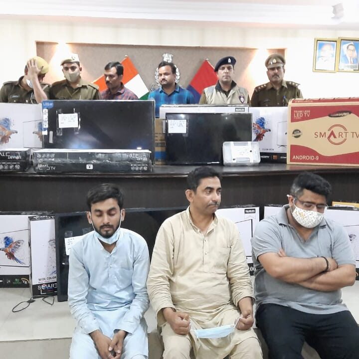 नकली टीवी बेचने वाले गैग को पुलिस ने पकड़ा।