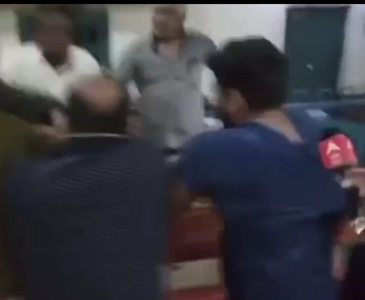 कन्नौज रेलवे स्टेशन पर RPF स्टाफ की पत्रकारों से गुंडई लाठीचार्ज और अभद्रता घोर निंदनीय कृत