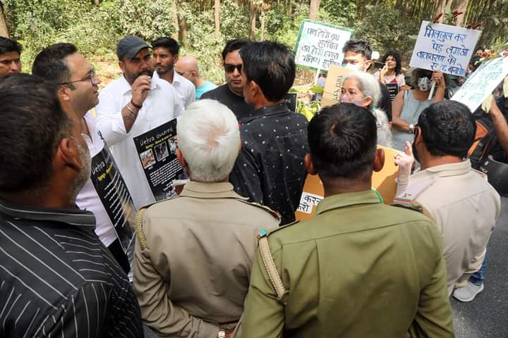 देहरादून से दिल्ली मार्ग को सुगम बनाने के लिए राष्ट्रीय सड़क मार्ग ने हजारों पेड़ो की हत्या की आज विभिन्न संगठनों ने आसारोड़ी जंगलात चेकपोस्ट पर विरोध प्रदर्शन
