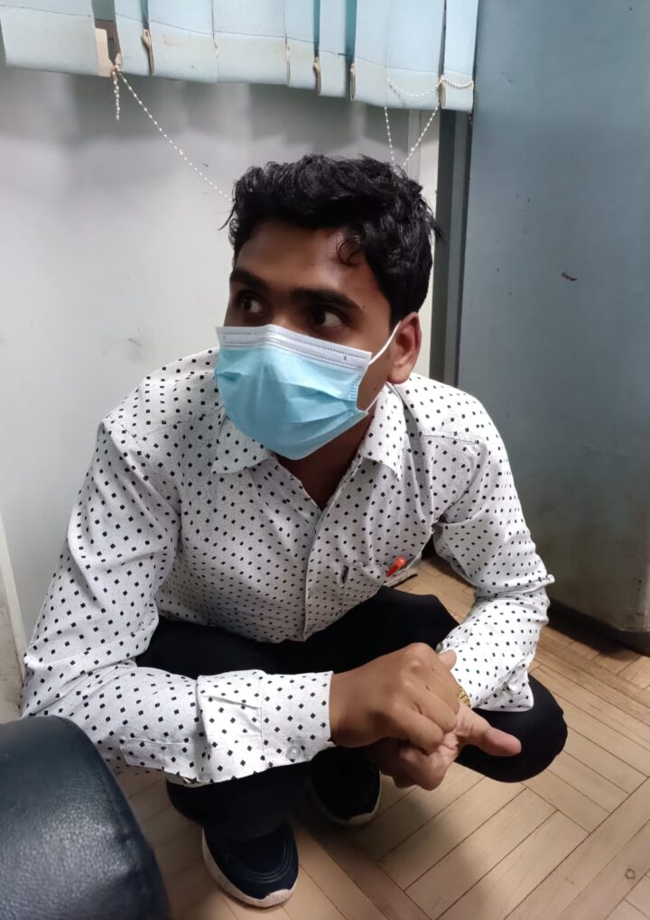 ब्लड जांच की दलाली करने वाले को ईएमओ ने पकडा रंगेहाथ, पुलिस को सौंपा