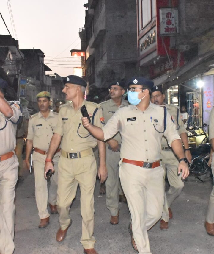बांदा कप्तान ने पैदल मार्च किया त्यौहार को देखते हुए -एसपी श्री अभिनंदन