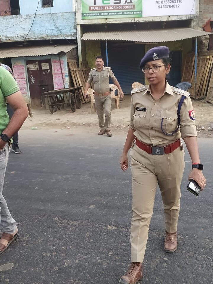 एक व्यक्ति की गोली मारकर अज्ञात लोगों द्वारा की गई हत्यापुलिस के बरिष्ट अधिकारी मौके पर पहुंचे