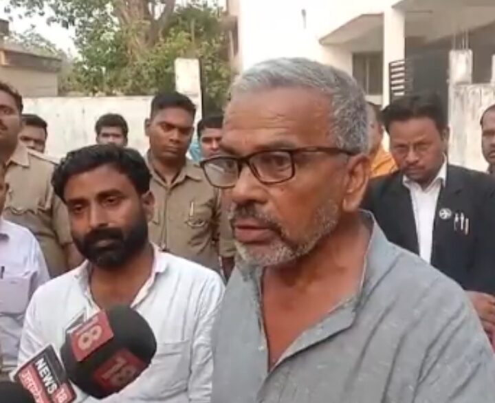 यूपी के नौकरशाह इलाज करने वाले डॉक्टर का तानाशाही तरीके उल्टा डॉक्टर का इलाज कर दिया बीमारी को छुपाने के लिए सिस्टम चोर है। बलिया पर्चा लीक मामला