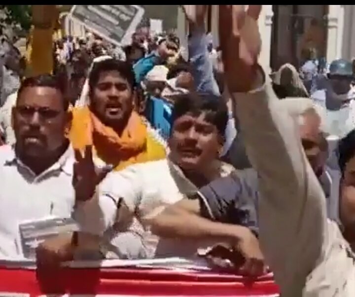 बलिया में जिला प्रसाशन के खिलाफ पत्रकारों के बगावती तेवर ,विरोध में सड़को पर उतरे बलिया के सैकड़ो पत्रकार।