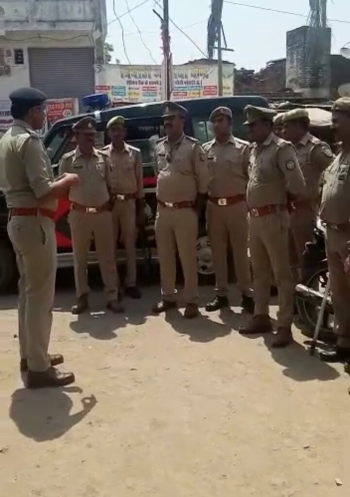 पुलिस क्षेत्राधिकारी नरैनी ने आर्यावर्त बैंक की सुरक्षा व्यवस्था चेक कर अधीनस्थ अधिकारियों को आवश्यक दिशा-निर्देश दिए