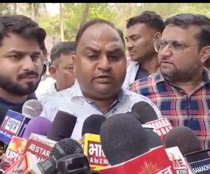पत्रकार का वीडियो वायरल मामले में कार्यवाही की मांग को लेकर पत्रकारों ने दिया आईजी दिया को ज्ञापन।