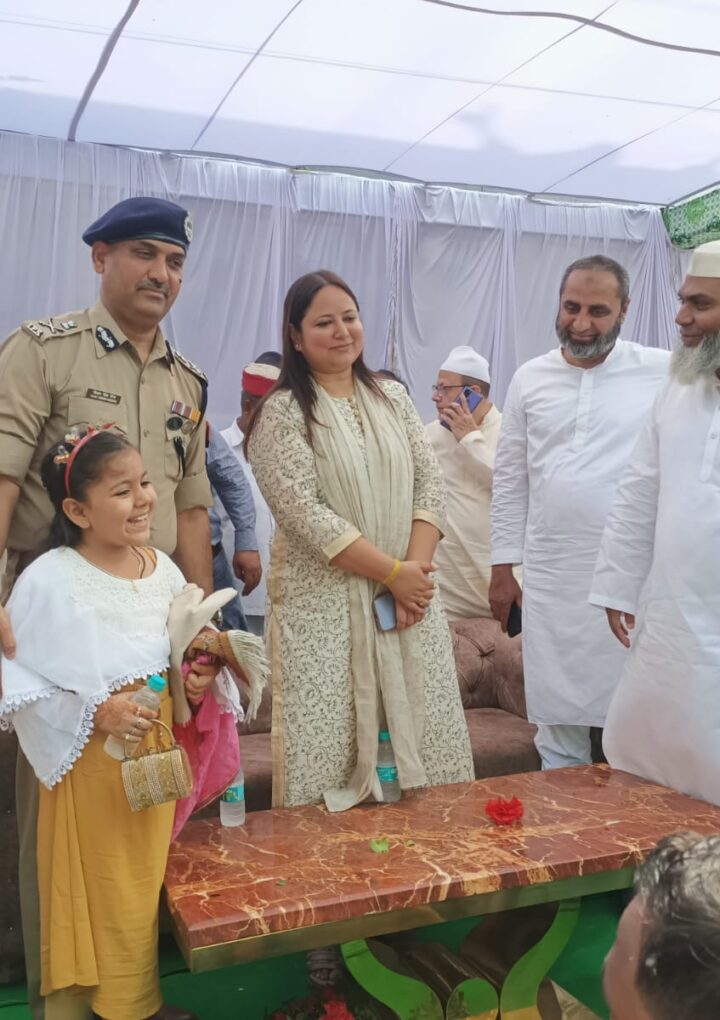 बड़े धूमधाम से मनाई गई ईद, प्रशासन के लोगों ने भी दी बधाई