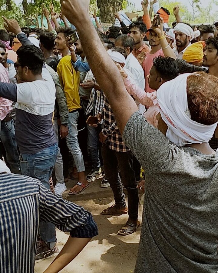 चिटफंड कंपनी द्वारा ठगी की शिकार जनता ने चिटफंड कंपनी के डायरेक्टर को जेल से रिहा कराने हेतु जोरदार प्रदर्शन करते हुए किया चक्का जाम
