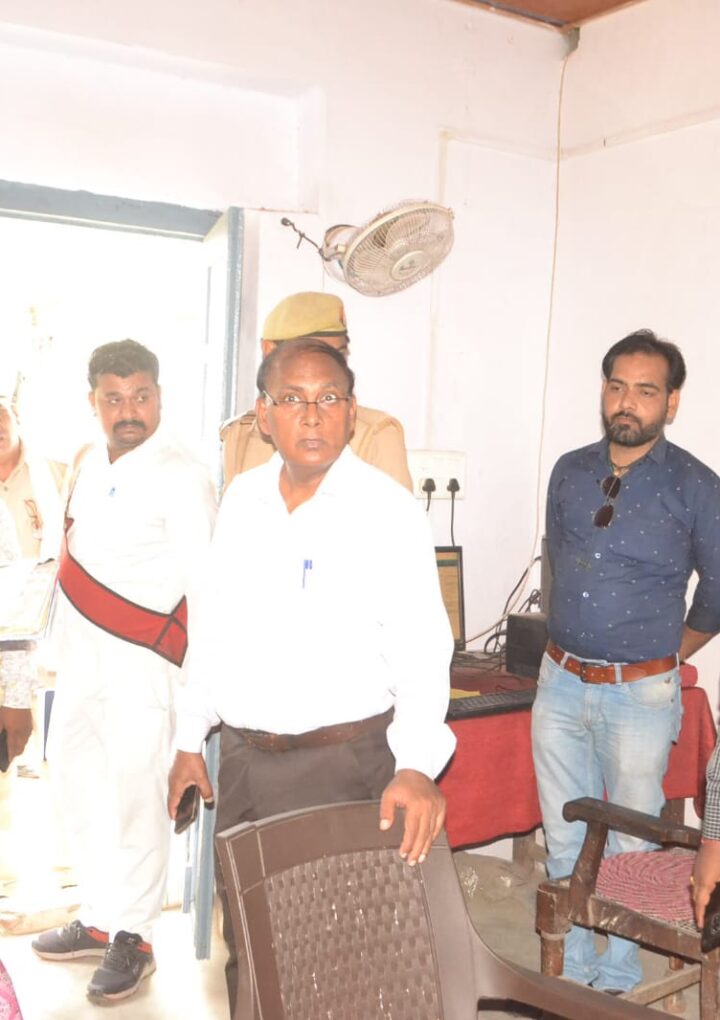 जिलाधिकारी द्वारा कार्यालय अधिशासी अभियंता विद्युत वितरण खंड ग्रामीण के आकस्मिक निरीक्षण में अधिशासी अभियंता विद्युत सहित लगभग 22 कर्मचारी मिले अनुपस्थित; निरीक्षण के दौरान दिखा गंदगी का अंबार