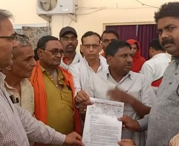 अतिक्रमण के दुष्परिणाम ? से निजात दिलाने हेतु जिला उद्योग व्यापार मंडल बांदा द्वारा मुख्यमंत्री को संबोधित ज्ञापन जिलाधिकारी वाँदा को दिया गया