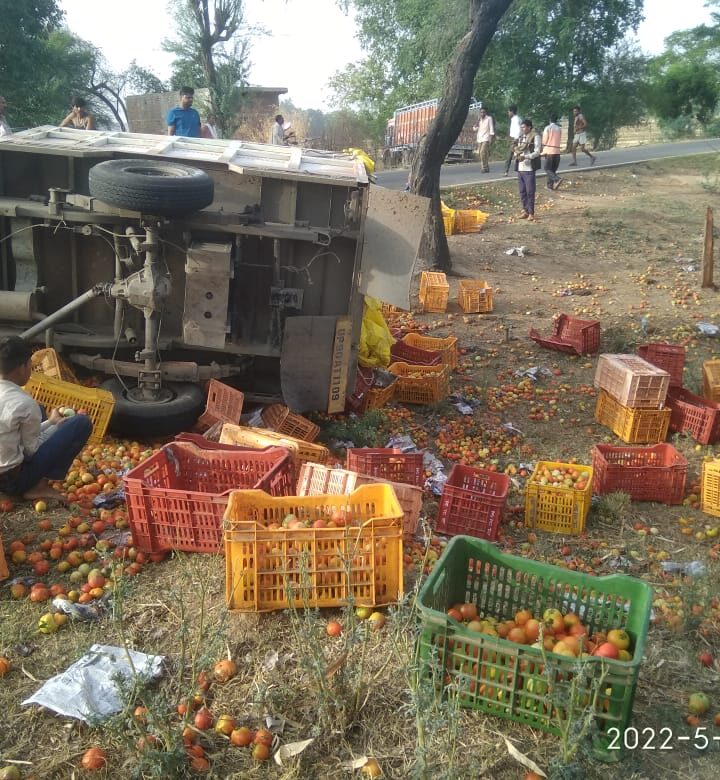 ट्रक की टक्कर से पिकअप पल्टी बाल बाल बचे लोग।