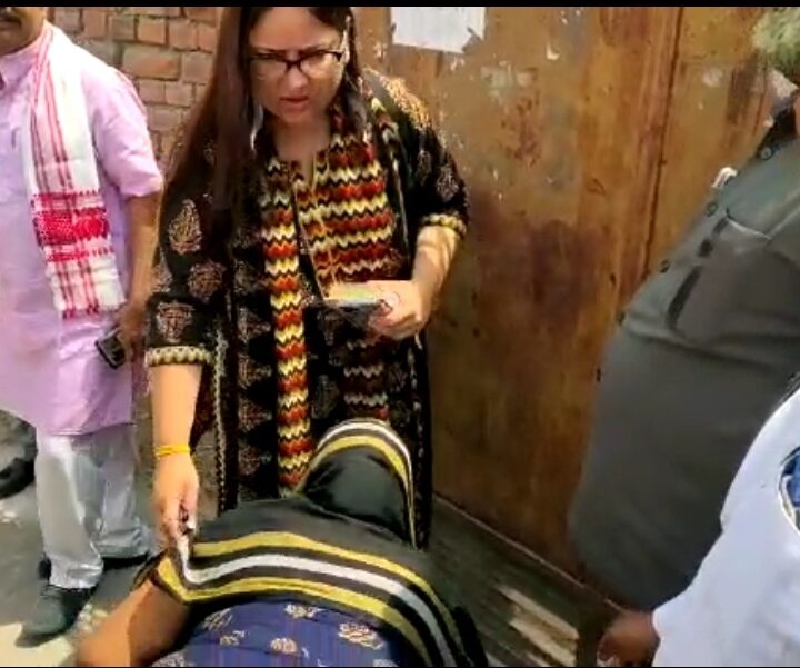 पीड़ित मां ने जिलाधिकारी के पैर में गिरकर लगाई न्याय की गुहार।