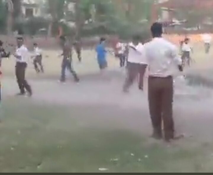 आरएसएस के गुर्गों ने खेलते छात्रों की जम कर पिटाई की लाठी डंडों से – कानपुर