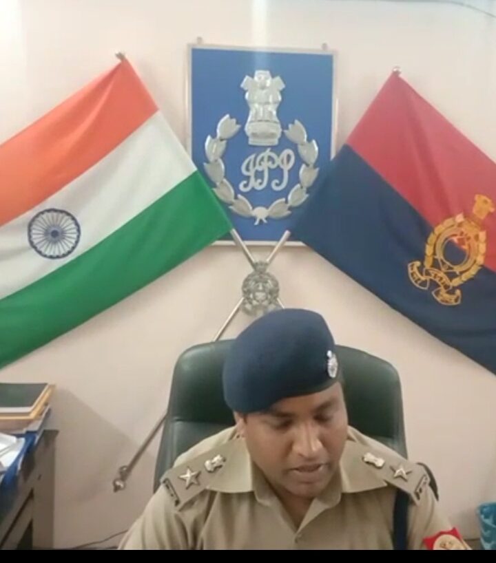 कानपुर ब्रेकिंगकोतवाली मैं तैनात पुलिसकर्मी का छेड़खानी का वीडियो सोशल मीडिया पर हुआ वायरल वीडियो में महिला सिपाही से छेड़खानी करता नजर आ रहा है पुलिसकर्मी डीसीपी ईस्ट प्रमोद कुमार को जानकारी होते ही सिपाही को किया सस्पेंड
