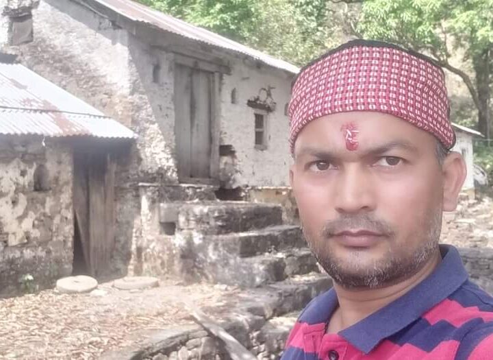 राजधानी उत्तराखंड के गांव से पलायन जारी सुदूर दुर्गम माना जा रहा बस पेड़ काटना विकास बन गया ।