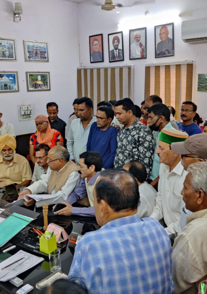 न्यायालय के आदेशों की अनुपालना कराने में नाकाम सरकार की बर्खास्तगी को लेकर मोर्चा ने भरी हुंकारनिजी आयुष महाविद्यालयों के छात्रों की फीस वृद्वि का है मामला