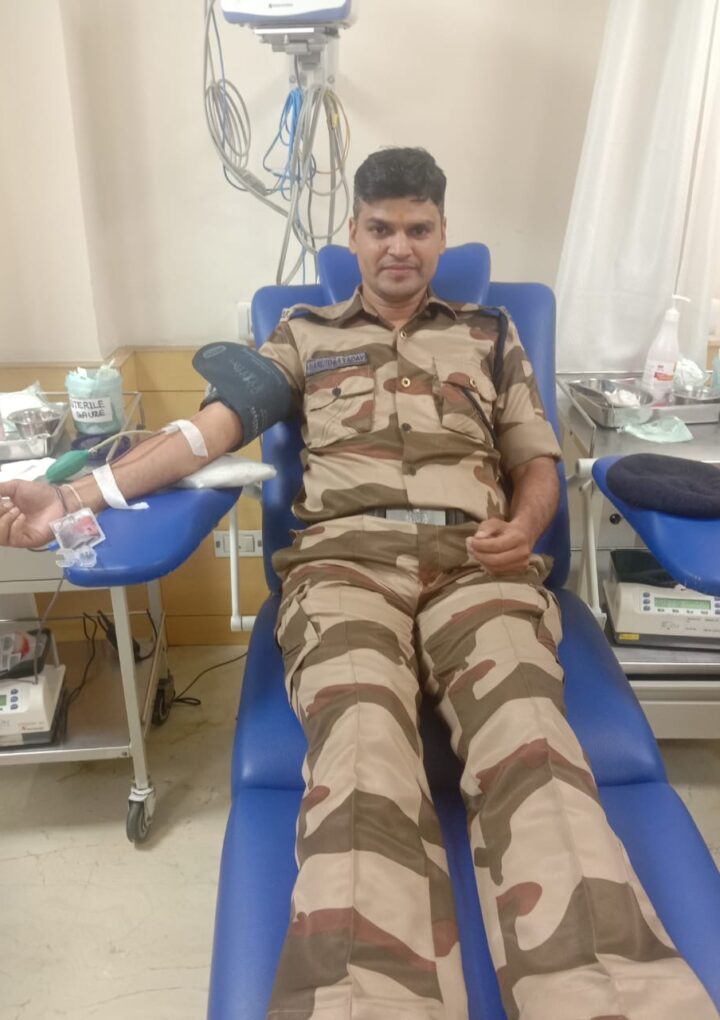 सीआईएसएफ में कार्यरत नरेन यादव ने किया कैंसर पीड़ित बच्चे को रक्तदान