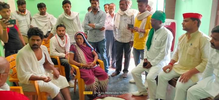 समाजवादी पार्टी पीड़ित परिवार के घर पहुंची