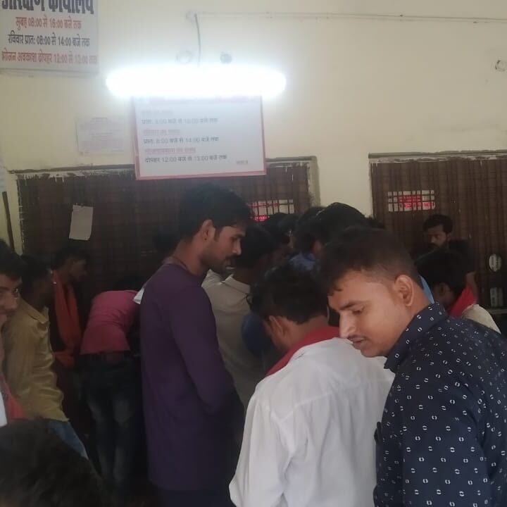 अतर्रा रेलवे स्टेशन में अव्यवस्थाओ के चलते यात्रियों को आसानी से नही मिल पा रही आरक्षित टिकट