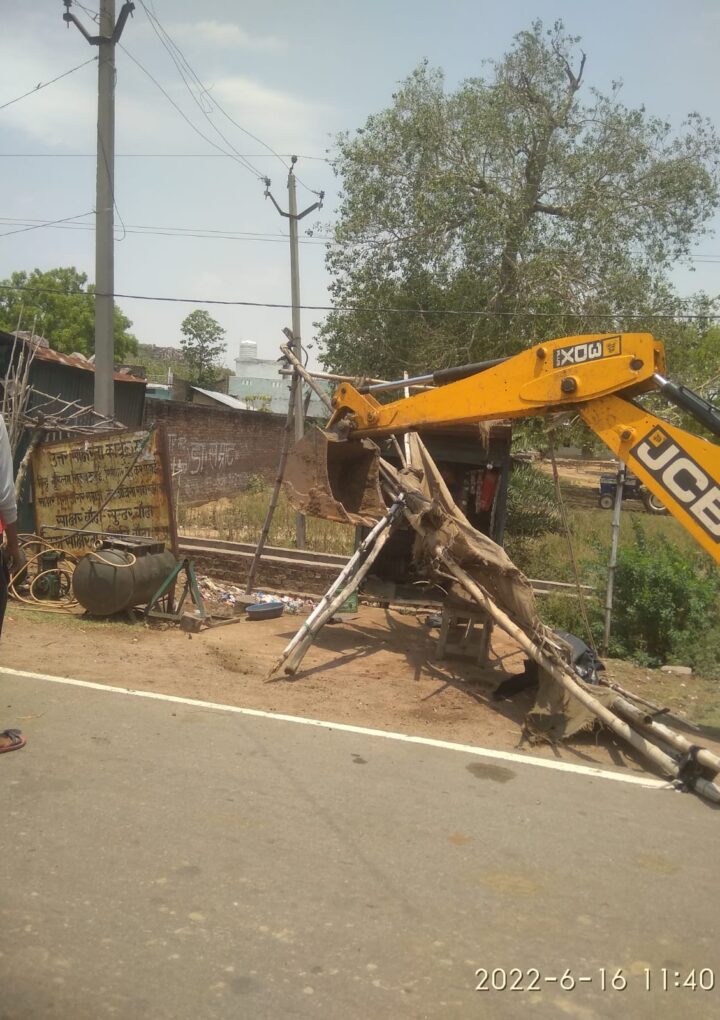 बुल्डोजर की गूँज से थर्राये अतिक्रमणकारी–मे कहीं खुशी कहीं गम का माहौल