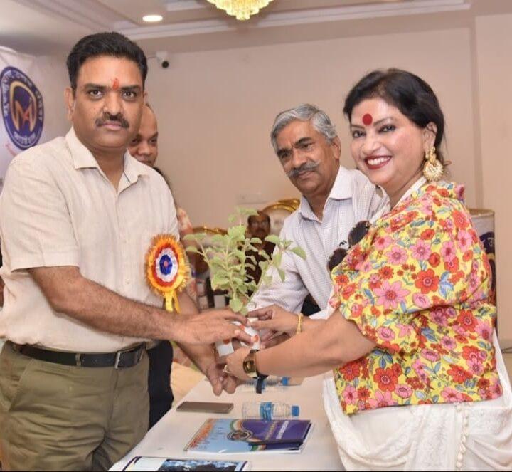 कानपुर की विभिन्न सामाजिक संस्थाओं के संयुक्त प्रयास से एक अभिनव शुरुआत के अंतर्गत आज मुस्कुराए उत्तर प्रदेश फाउंडेशन का अधिष्ठापन समारोह एवं संवाद