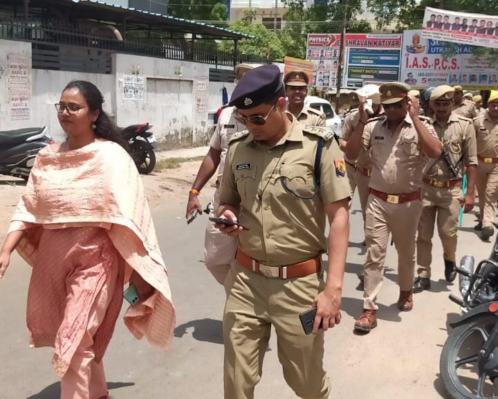शाँति व्यवस्था बनाये रखने के लिए पैदल फ्लैग मार्च किया