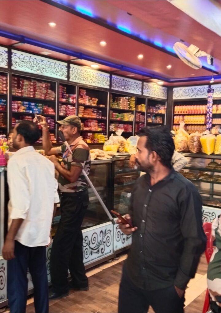 कल्याणपुर में नगर निगम की टीम ने मारा दुकानों में छापा