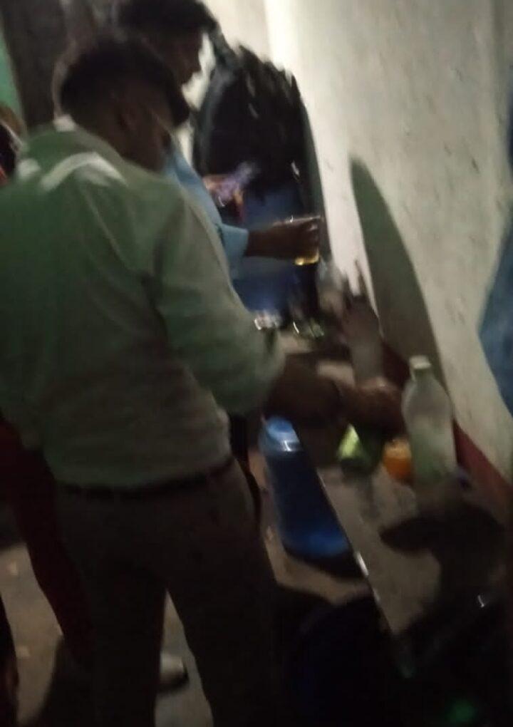 शराब ठेकों के सामने खुलेआम पी जा रही शराब,पुलिस व आबकारी विभाग क्यों है मौन। कोई बात तो है जरूर।कानपुर