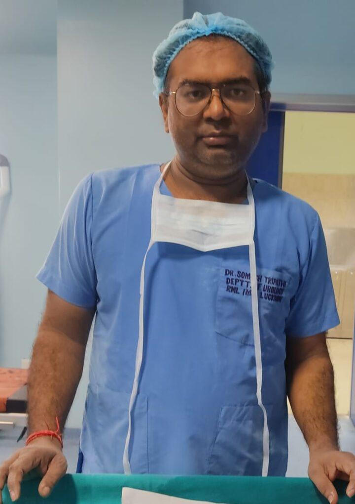 रानी दुर्गावती मेडिकल कालेज बाँदा की एक और उपलब्धि ।40एम एम पथरी का यूरो सर्जन डाक्टर सोमेश त्रिपाठी द्वारा सफल आपरेशन करने के बाद पुनः पथरी का एक सफल आपरेशन किया