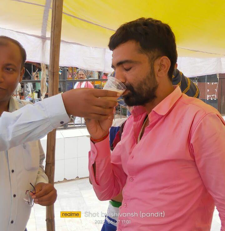 परगनाधिकारी नरैनी राघवेन्द्र सिंह ने अनशनकारियों को जूस पिलाकर अनशन समाप्त कराया