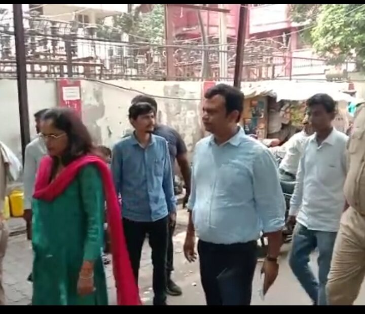 एआरटीओ प्रवर्तन ने पुलिस बल के साथ अवैध दुकान हटाई -कानपुर