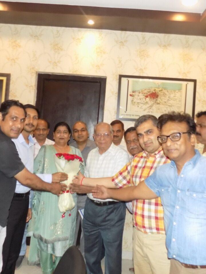 इण्डियन इण्डस्ट्रीज एसोसिएशन का एक प्रतिनिधि मण्डल श्री विशाखजी अय्यर, जिलाधिकारी, कानपुर नगर से मिला और उन्हें पुनः कानपुर नगर के जिलाधिकारी के पद पर पद भार ग्रहण करने पर बधाई दी,