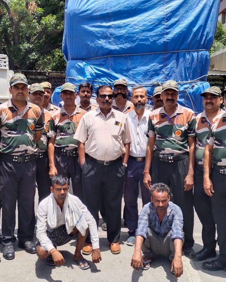 प्रतिबंधित माल को नगर निगम ने पकड़ा।25हजार जुर्माना वसूला।