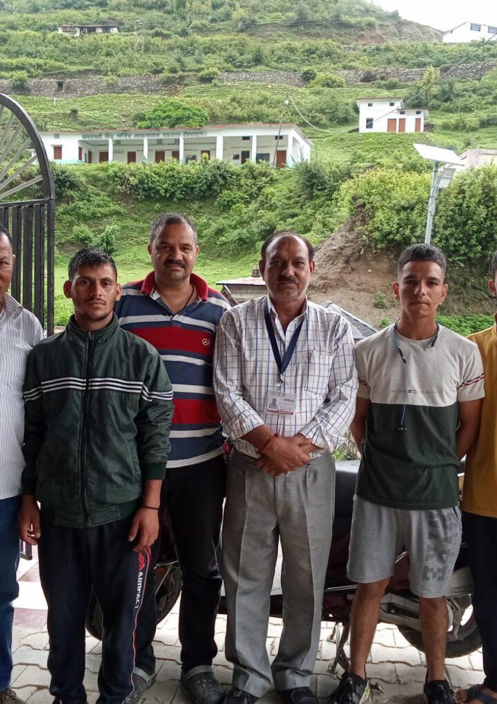रेल सलाहकार समिति के सदस्य पहुंचे अपने गांव लाखामंडल जिला देहरादून छेत्रीय लोगो से ली राय