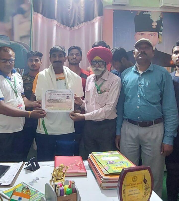 आईएनजेसीसीएस (INJCCS) भारतीय राष्ट्रीय पत्रकार समन्वय समिति एवं सोशल मीडिया पत्रकार महासंघने मध्यप्रदेश में उत्कृष्ट कार्य के डिफेंस अकादमी के डायरेक्टर को सम्मानित किया।