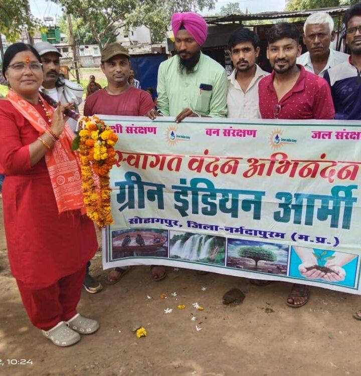 ग्रीन इंडियन आर्मी सोहागपुर जिला नर्मदापुरम द्वारा सोहागपुर से निकलने वाली कावड़ यात्रा को नए थाने के पास कावड़ यात्रा प्रमुख राजो मालवीय जी को पौधा देकर कर,माला पहनाकर सम्मानित किया।
