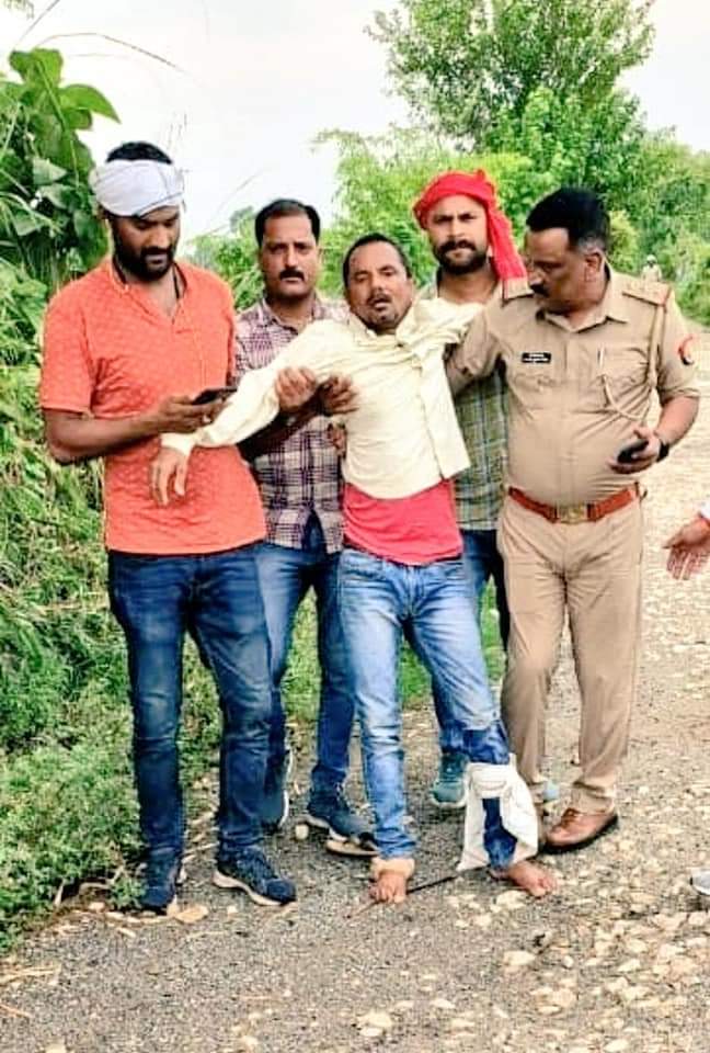 थाना कोतवाली नगर क्षेत्र में हुई पुलिस मुठभेड़ मे इनामिया शातिर चोर/ लुटेरा गिरफ्तार, पैर में लगी गोली,चोरी की मोटरसाइकिल अवैध तमंचा कारतूस बरामद -गोंडा यूपी