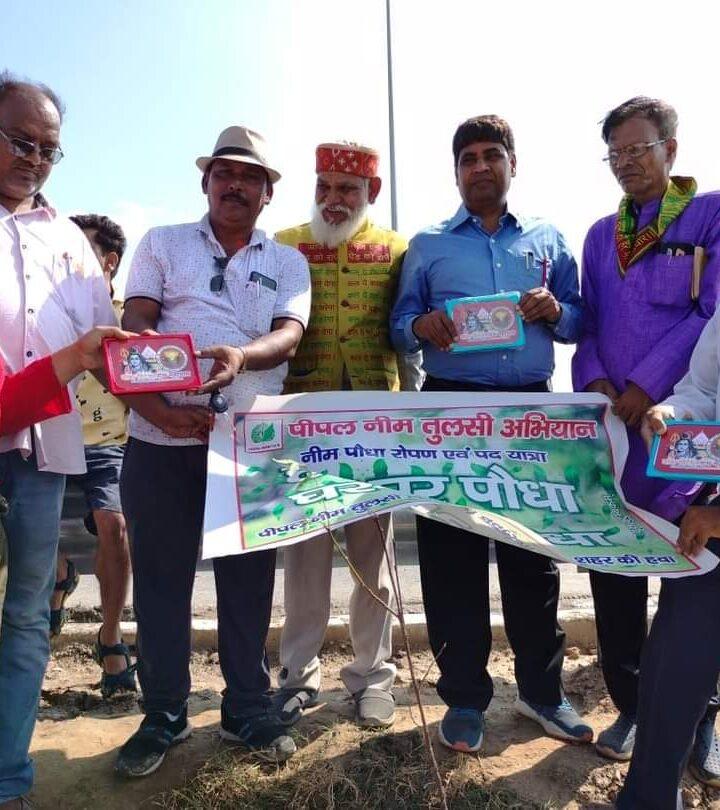 पर्यावरण योद्धाओं ने गंगा पथ के किनारे लगाया नीम का पौधा
