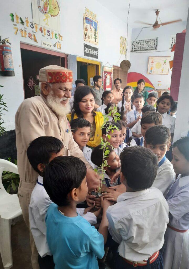 बाल विकास मोंटेसरी स्कूल में वृक्षारोपण कार्यक्रम में व्यापक अभियान। लखनऊ यूपी