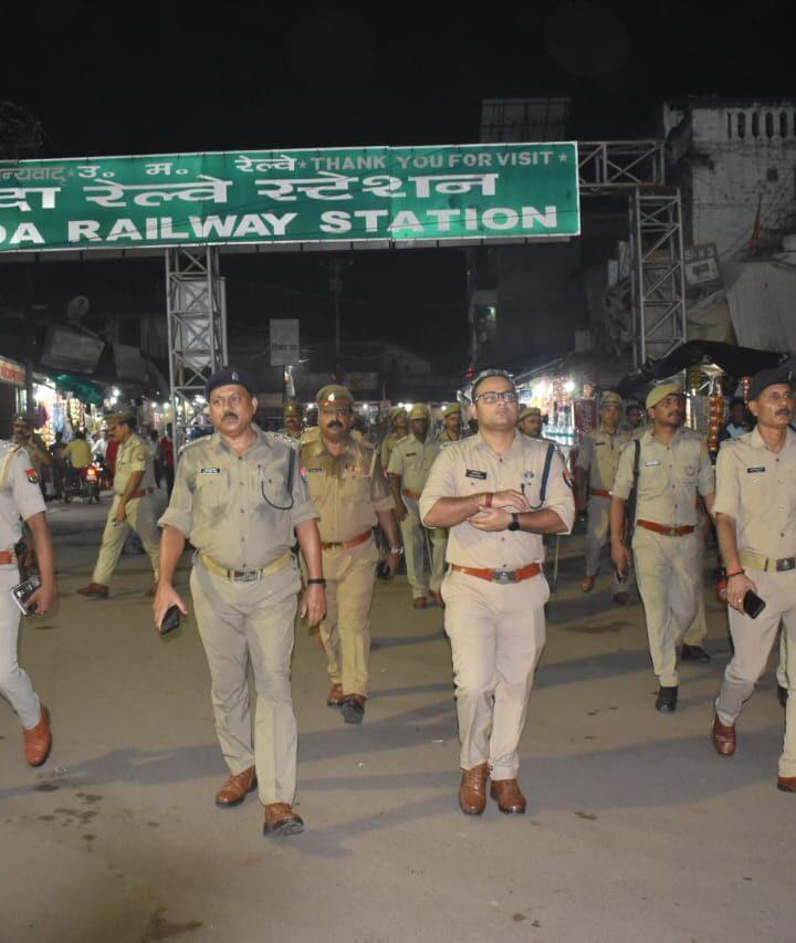 चौंक चौराहों एवं भीड़भाड़ वाले तथा संवेदनशील स्थानों पर पुलिस का पैदल मार्च – बांदा यूपी