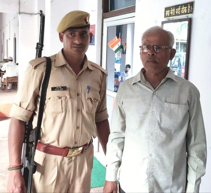 झांसी एंटी-करप्शन टीम ने रिश्वत लेते हुए बाबू को रंगे हाथों किया गिरफ्तार