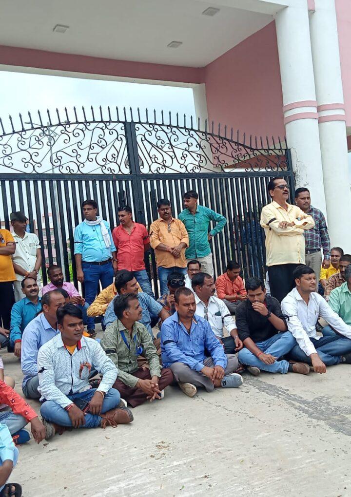 पत्रकारौं द्वारा मुरैना कलेक्टर कार्यालय चौथे दिन भी धरना प्रदर्शन। तहसील विधानसभा एवं मुरैना जिले के समस्त पत्रकार मौजूद।