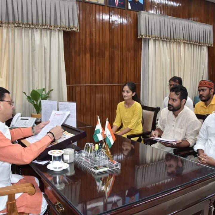 युवा क्रांतकारी उत्तराखंड बेरोजगार संघ के अध्यक्ष भर्तियों में हो रही गड़बड़ियों व सीबीआई जांच की मांग को लेकर मुख्यमंत्री श्री पुष्कर सिंह धामी जी से मुलाकात की -बॉबी पंवार
