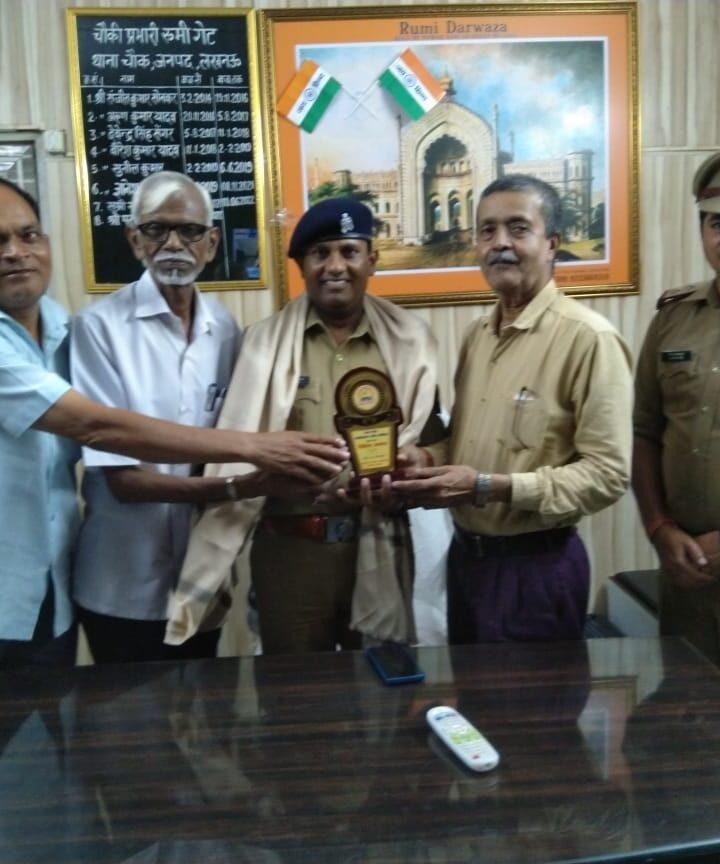उत्तर प्रदेश एसोसिएशन ऑफ जर्नलिस्ट “उपज” द्वारा  लखनऊ पश्चिम से उत्तर प्रदेश पुलिस के अपर पुलिस आयुक्त श्री चिरंजीव नाथ सिन्हा जी को सम्मानित किया गया