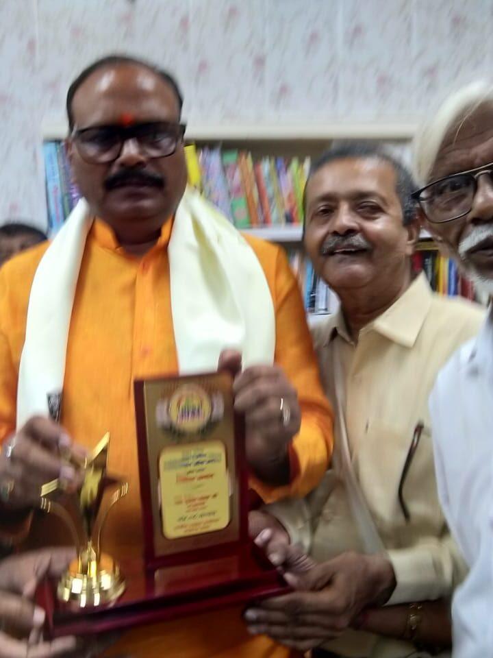 उत्तर प्रदेश एसोसिएशन आफ जर्नलिस्ट के पदाधिकारी यूपी उप मुख्यमंत्री मा०श्री बृजेश पाठक जी को अंग वस्त्र दुशाला पहना “उपज” का स्मृति चिन्ह देकर  ने सम्मानित किया