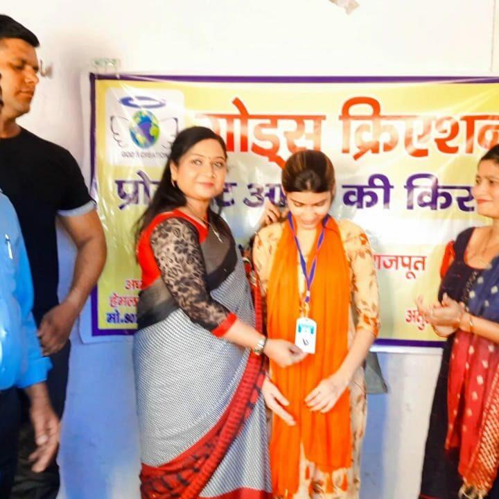 गॉड्स क्रिएशन सोसाइटी के प्रोजेक्ट आशा की किरण द्वारा बच्चों को दिया जा रहा है ब्यूटीशियन और सिलाई प्रशिक्षण। जिला– बिजनौर (उत्तर भारत)