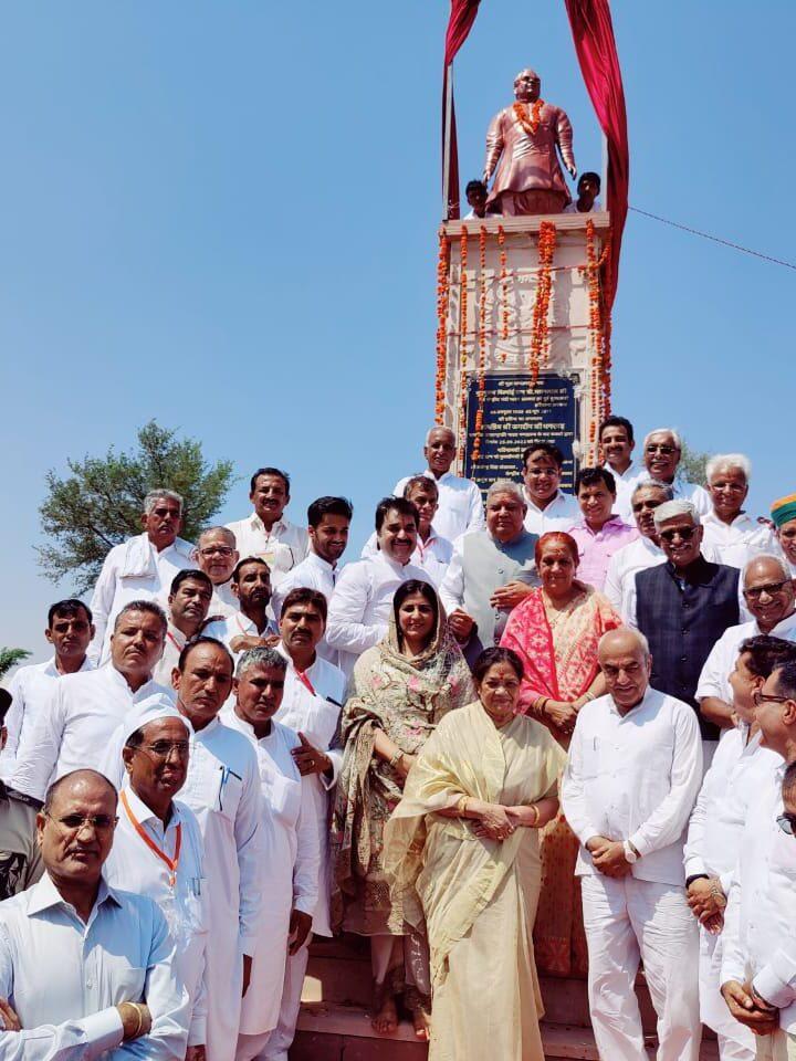अखिल भारतीय विश्नोई महासभा द्वारा आयोजित प्रतिभा सम्मान समारोह में उत्तर प्रदेश राज्य से सम्मानित हुए वीरांगना स्वाति विश्नोई( शहीद मेजर मयंक विश्नोई, मेरठ),अनुराग विश्नोई और प्रखर विश्नोई